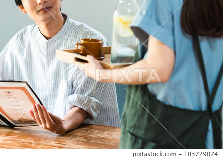 一位在郊區時尚咖啡館工作的年輕女子不露面 一位在郊區時尚咖啡館工作的年輕女子不露面 103729074