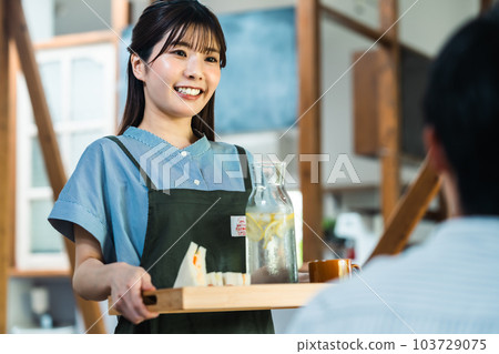 在郊區時尚咖啡館工作的年輕女性 在郊區時尚咖啡館工作的年輕女性 103729075