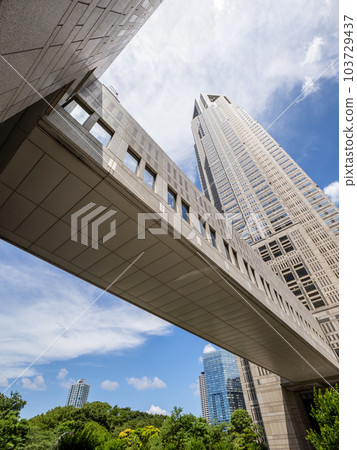 從都廳交流商城仰望,一條連接東京都廳1號和2號樓的通道 從都廳交流商城仰望,一條連接東京都廳1號和2號樓的通道 103729437