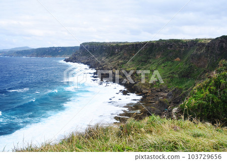 從德之島的犬田岬眺望大海和斷崖絕景 從德之島的犬田岬眺望大海和斷崖絕景 103729656