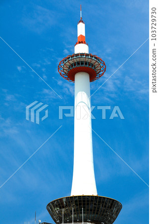 從京都站前廣場遠眺京都塔 從京都站前廣場遠眺京都塔 103729730