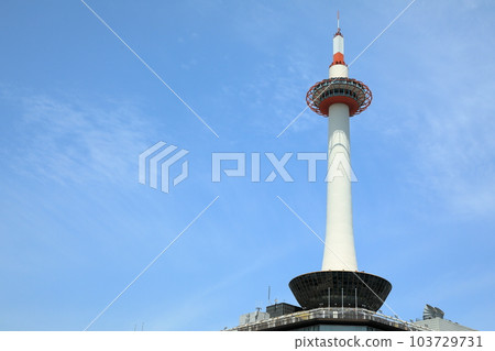從京都站前廣場遠眺京都塔 從京都站前廣場遠眺京都塔 103729731