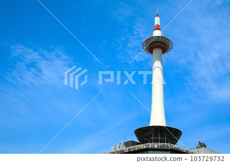 從京都站前廣場遠眺京都塔 從京都站前廣場遠眺京都塔 103729732
