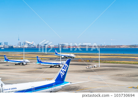 [Tokyo] Planes taking off and landing at Haneda Airport 103730694