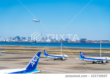 [Tokyo] Planes taking off and landing at Haneda Airport 103730697