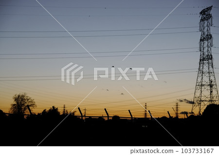 在日落天空的輸電塔 103733167