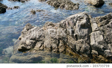清澈的海水和岩石海岸 清澈的海水和岩石海岸 103733739