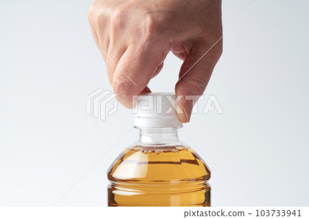 手打開塑料瓶 手打開塑料瓶 103733941