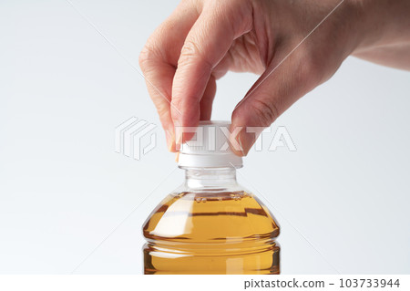 hand opening plastic bottle 103733944