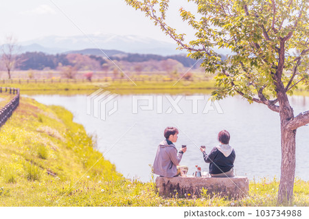 A couple taking a coffee break Park Yoshun A couple taking a coffee break Park Yoshun 103734988