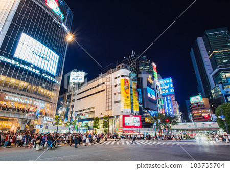 星期六晚上澀谷爭奪十字路口*部分柔焦 103735704