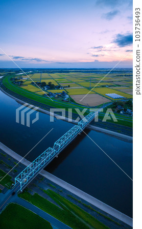 河流和橋樑的鳥瞰圖 103736493