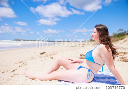 澳洲性感美女泳裝坐在沙灘上 澳洲性感美女泳裝坐在沙灘上 103736770