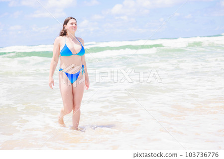 外國美女泳裝泡在海裡 103736776