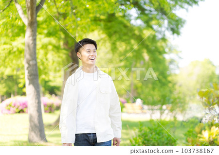 穿白襯衫的男人照片 103738167