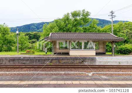 Waiting room on the platform of the local railway station 103741128