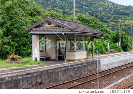當地火車站站台的候車室 103741129