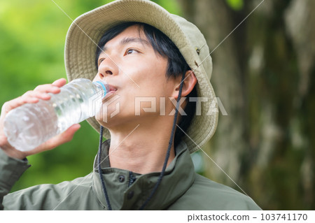 徒步旅行時補水的年輕人 103741170