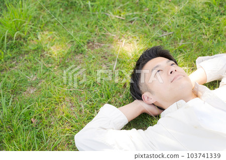 一個人躺在草地上的照片 一個人躺在草地上的照片 103741339