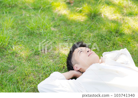 一個人躺在草地上的照片 一個人躺在草地上的照片 103741340