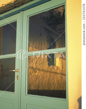 傍晚的光線透過柔和的綠色門 103741476