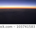 在從巴塞羅那飛往西班牙安達盧西亞的航班上欣賞美景 103741583