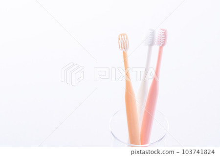 Image of toothpaste 103741824