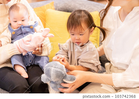 母親、媽媽朋友、父母和孩子、孩子(嬰兒)用毛絨玩具安撫孩子 母親、媽媽朋友、父母和孩子、孩子(嬰兒)用毛絨玩具安撫孩子 103742368