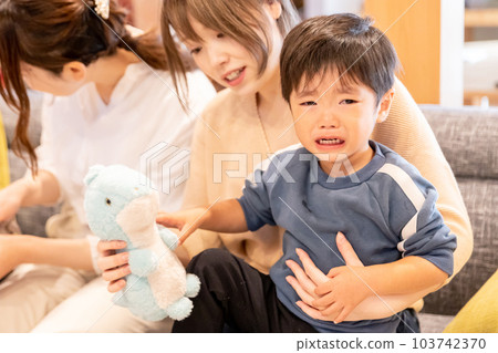 母親、父母和孩子、媽媽朋友、用毛絨玩具安撫男孩在不愉快時期的孩子 母親、父母和孩子、媽媽朋友、用毛絨玩具安撫男孩在不愉快時期的孩子 103742370