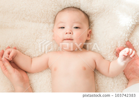 在照相館拍攝的寶寶和媽媽的手 在照相館拍攝的寶寶和媽媽的手 103742383