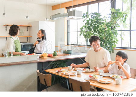 Breakfast scene of child-rearing generation 103742399