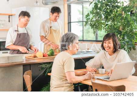 邊看電腦邊聊天的女人和做飯的男人（兩戶人家，三代人，老人，情侶） 103742405