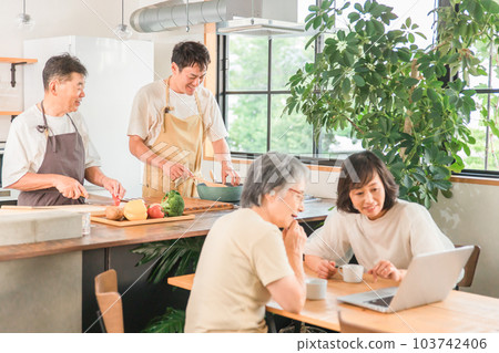 邊看電腦邊聊天的女人和做飯的男人（兩戶人家，三代人，老人，情侶） 103742406