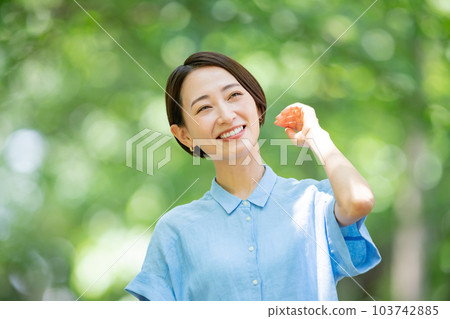 清新綠色女性肖像美女 清新綠色女性肖像美女 103742885