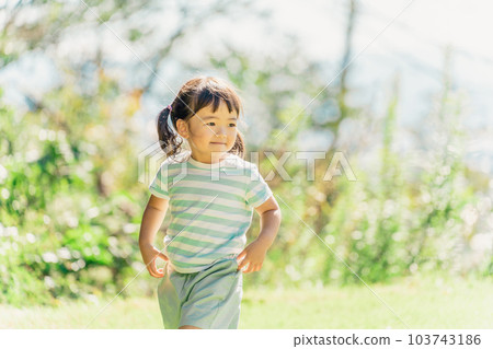 兒童和女孩在露營地和公園玩耍、散步和鍛煉 103743186