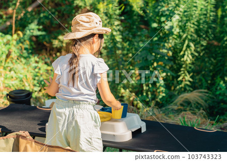 Children and girls who play house at campsites and parks Children and girls who play house at campsites and parks 103743323