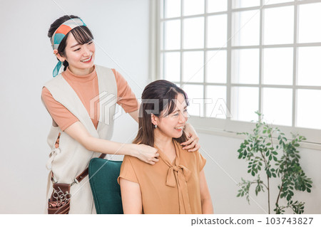 Hairdresser / stylist counseling with Asian female customer who consults hairstyle at beauty salon / hair salon 103743827