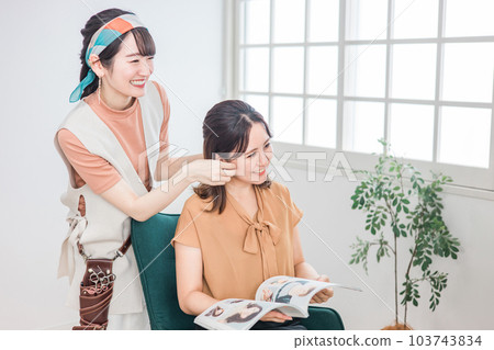 美髮師/造型師為在美容院/美髮沙龍諮詢髮型的亞洲女性顧客提供諮詢服務 美髮師/造型師為在美容院/美髮沙龍諮詢髮型的亞洲女性顧客提供諮詢服務 103743834
