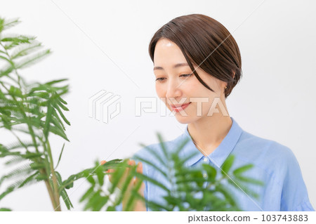 Female middle portrait 103743883