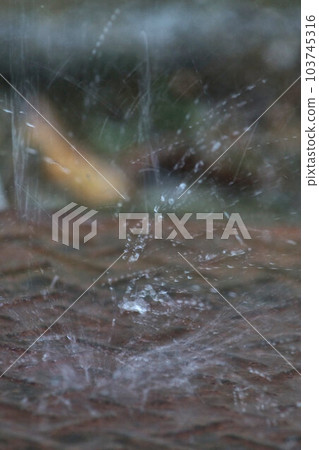 雨季 雨水擊打鐵板 六月 雨季 雨水擊打鐵板 六月 103745316