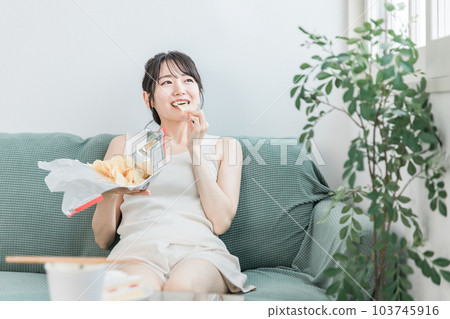 就算暴飲暴食也不會發胖的體質女性(苗條) 就算暴飲暴食也不會發胖的體質女性(苗條) 103745916