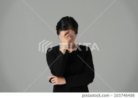 哀悼中思考哭泣的女人 哀悼中思考哭泣的女人 103746486