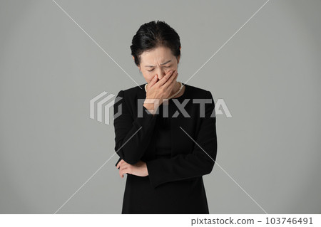 哀悼中思考哭泣的女人 103746491