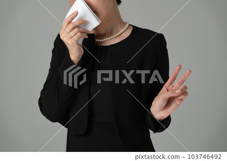 穿喪服的女人 103746492