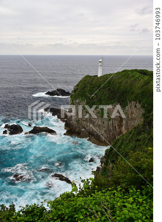 足折岬的燈塔,波濤洶湧的大海 足折岬的燈塔,波濤洶湧的大海 103746993
