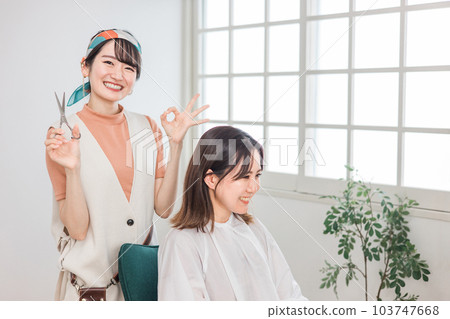 一個來美容院的女人和一個剪頭髮的美髮師/理髮師 103747668