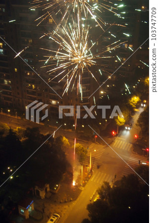 上海某公寓的農曆新年煙花 上海某公寓的農曆新年煙花 103747709