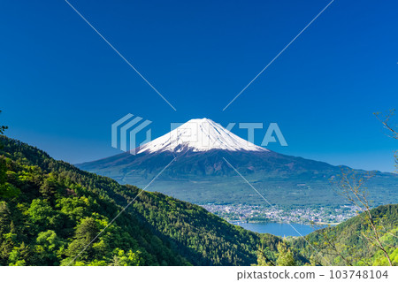 「山梨縣」初夏大雪的富士山,清新的綠山 「山梨縣」初夏大雪的富士山,清新的綠山 103748104