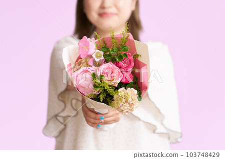 遞花束的微笑的少婦 103748429