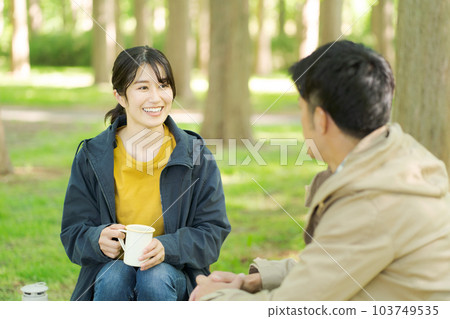 男人和女人在戶外喝咖啡 103749535